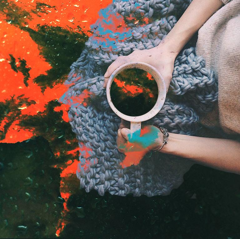 Із книжки «Фотоспалах. сімейна сага (історико-патріотичний роман)». Глава 1: «Червона коробка»